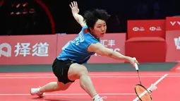 Duel antara Putri Kusuma Wardani dan Akane Yamaguchi berlangsung sengit sejak awal pertandingan. Tampak dalam foto, tunggal putri Jepang, Akane Yamaguchi saat bertanding melawan Putri Kusuma Wardani dari Indonesia pada laga kedua fase grup BWF World Tour Finals 2025 di Hangzhou, Zhejiang, China, Kamis (18/12/2025). (Jade Gao/AFP)