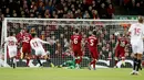 Proses terjadinya gol oleh striker Sevilla, Joaquin Correa,  ke gawang Liverpool pada laga Liga Champions di Stadion Anfield, Kamis (14/9/2017). Liverpool ditahan imbang 2-2 oleh Sevilla. (AP/Frank Augstein)