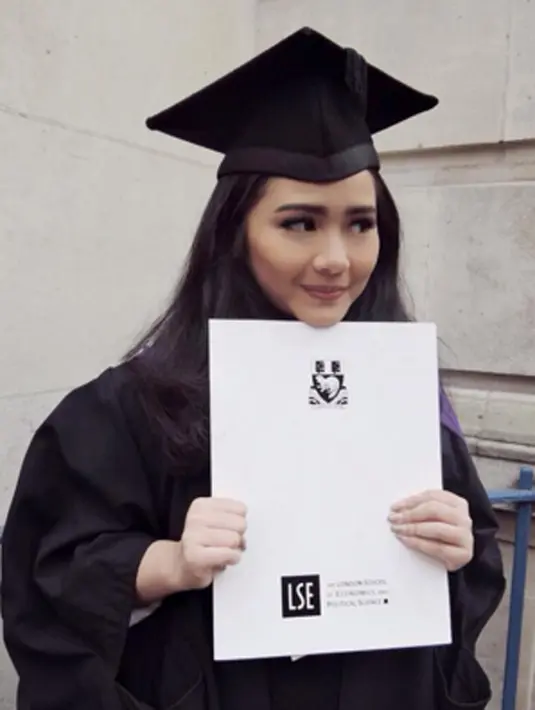 Aluna Sagita Gutawa telah sukses mengukir prestasi di dunia musik, Gita Gutawa sukses menyandang gelar S-1 di Universitas of Birmingham, Inggris.  (viainstgram@gitagut/Bintang.com)