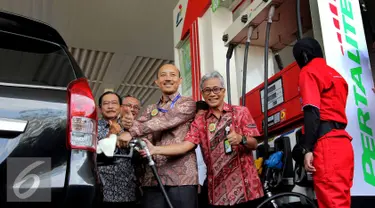 Dirjen Minyak dan Gas Bumi Kementerian ESDM IGN, Wiratmaja Puja (tengah) didampingi Dirut Pertamina, Dwi Sutjipto saat meluncurkan produk BBM baru jenis Pertalite SPBU Coco, Abdul Muis, Jakarta, Jumat (25/7/2015). (Liputan6.com/Helmi Afandi)