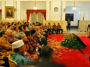  Suasana pertemuan di Istana Negara, Jakarta, Jumat (13/1). Dalam pertemuan ini, Jokowi mengingatkan agar pelaku industri jasa keuangan memberikan kredit kepada sektor produktif, utamanya adalah UMKM. (Liputan6.com/Angga Yuniar)
