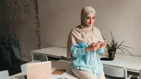Ilustrasi Islami, muslimah, belajar hadis. (Photo created by marymarkevich on www.freepik.com)