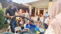Sejumlah warga mendapatkan bantuan air bersih dari Polsek Bojongsari akibat sumur warga mengalami kekeringan di wilayah Duren Mekar, Bojongsari, Kota Depok. (Liputan6.com/Dicky Agung Prihanto)