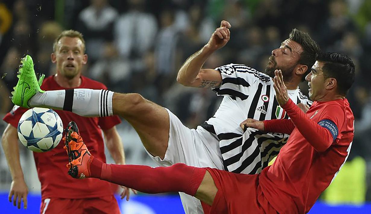 Pemain Juventus, Andrea Barzagli berebut bola dengan pemain Sevilla, Jose Antonio Reyes pada laga Liga Champions di Stadion Juventus, Italia, Kamis (1/10/2015). (AFP Photo/Olivier Morin)
