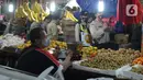 Petugas Polres Jakarta Timur melakukan sosialisasi dan membagikan masker di Pasar Palmeriam, Matraman, Selasa (9/2/2021). Kegiatan itu dilakukan sebagai upaya meningkatkan kesadaran masyarakat akan pentingnya penerapan protokol kesehatan untuk menekan penyebaran Covid-19. (merdeka.com/Imam Buhori)