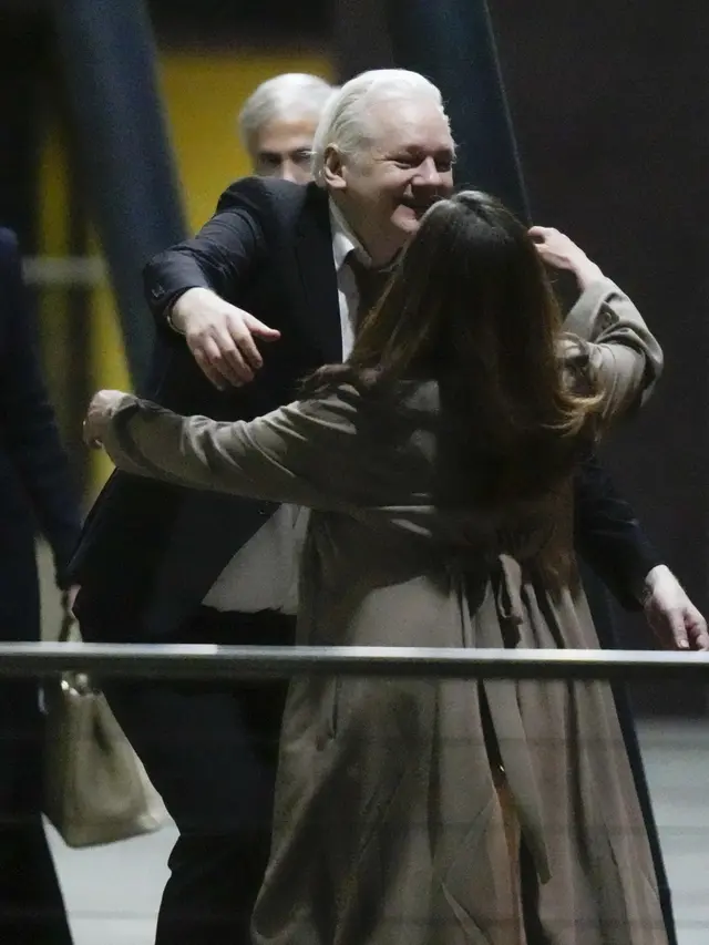 Pendiri Wikileaks Julian Assange setelah mendarat di pangkalan udara RAAF Fairbairn di Canberra, Australia Rabu, 26 Juni 2024.(AP/Rick Rycroft)