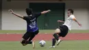 Pemain Timnas Indonesia U-16 berebut bola dengan pemain tim Piala Soeratin Bekasi U-17 pada laga uji coba di Stadion Patriot, Kota Bekasi, Jumat (13/3/2020). Kedua tim bermain imbang 1-1. (Bola.com/M Iqbal Ichsan)