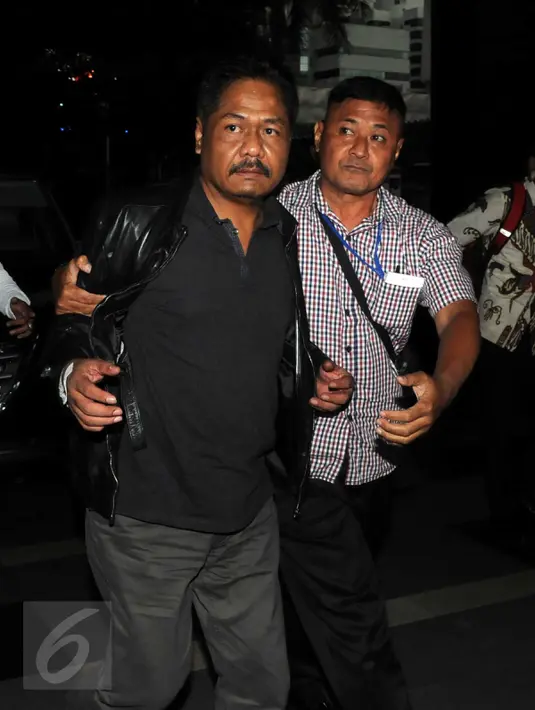 Politisi Partai Golkar, Budi Supriyanto saat tiba gedung KPK, Jakarta,Selasa (15/3/2016). Jemput paksa yang dilakukan KPK terhadap anggota Komisi V DPR RI tersebut lantaran telah dua kali mangkir dari panggilan KPK. (Liputan6.com/Helmi Afandi)