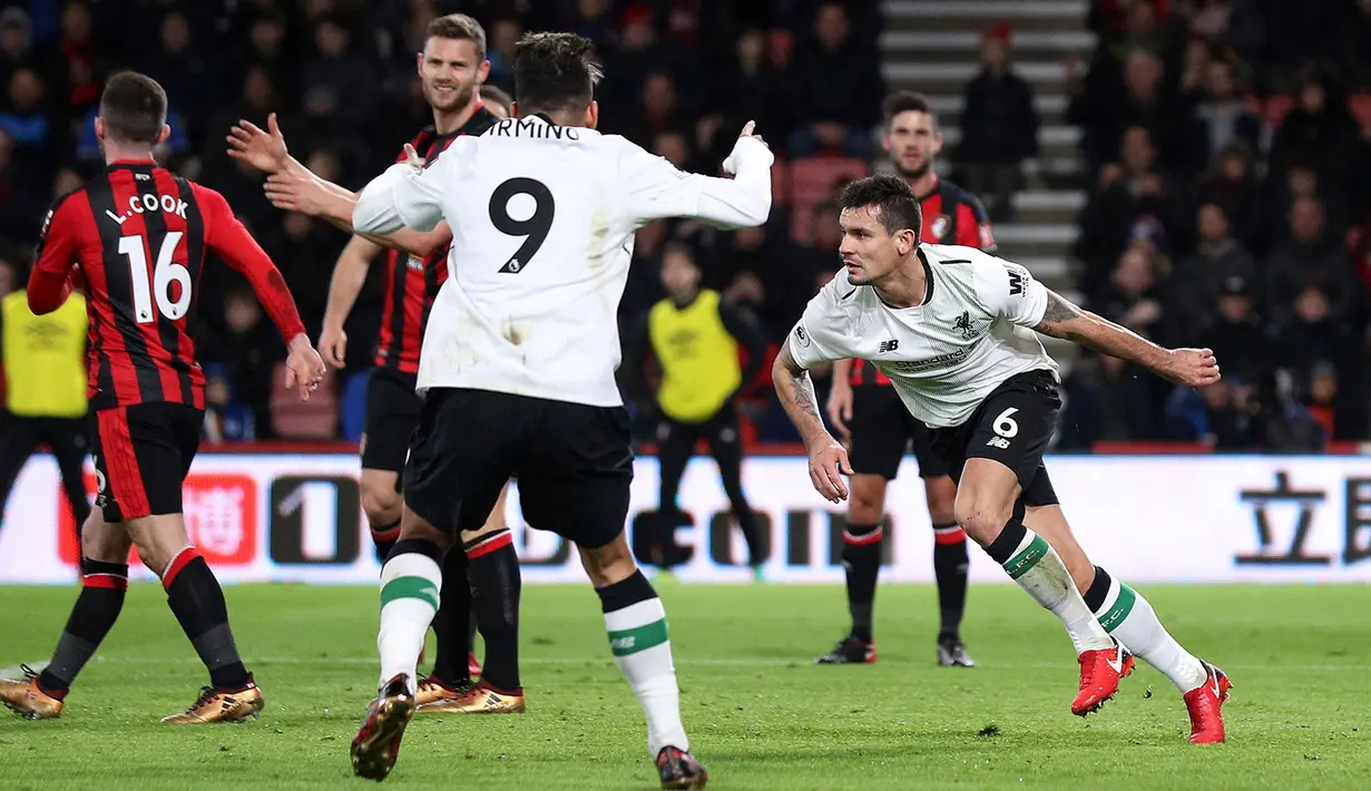 Pemain Liverpool, Dejan Lovren berselebrasi setelah mencetak gol ke gawang AFC Bournemouth pada pekan 18 Premier League di Vitality Stadium, Minggu (17/12). Liverpool mencukur tuan rumah AFC Bournemouth empat gol tanpa balas. (Andrew Matthews/PA via AP)