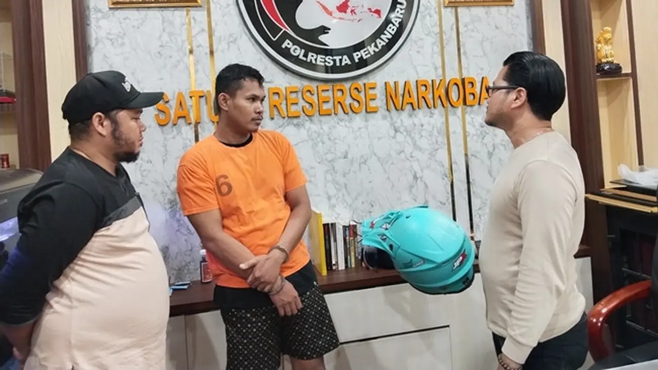 Polisi memperlihatkan helm yang digunakan oleh jaringan peredaran narkoba lintas provinsi