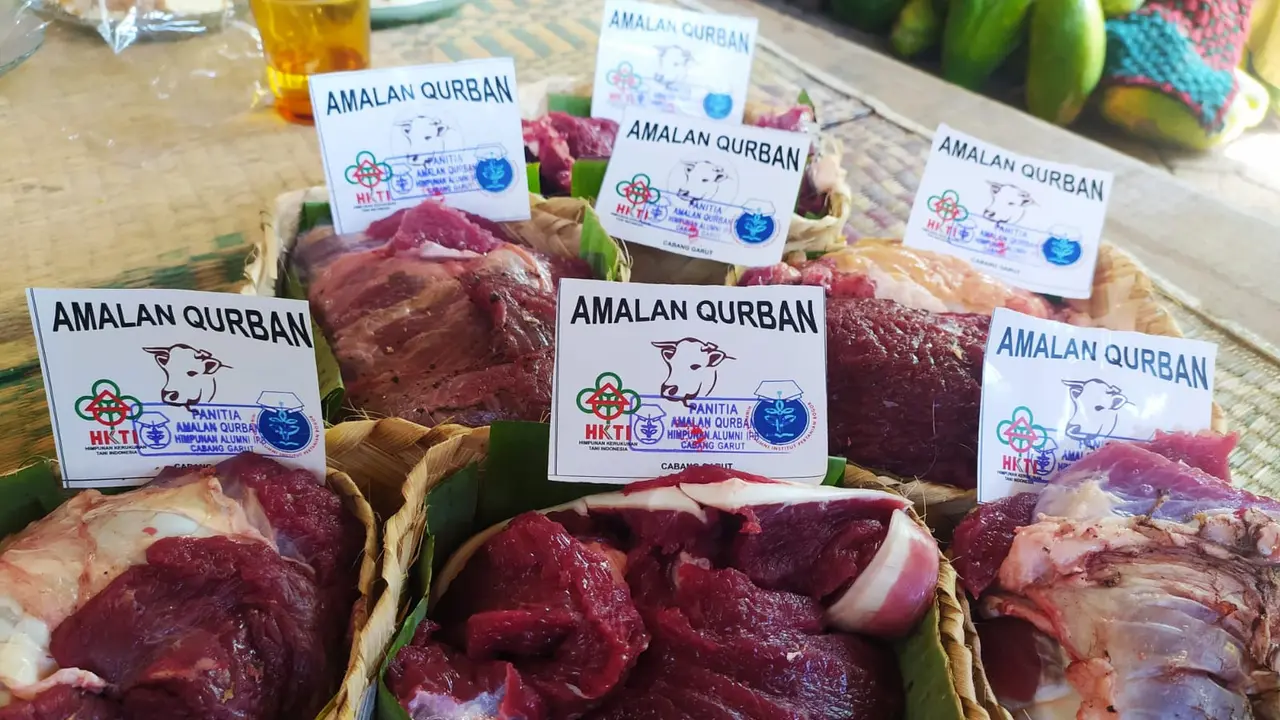 Deretan bungkus besek beragam ukuran yang digunakan pengurus HKTI Garut, Jawa Barat dalam pembagian daging hewan kurban.