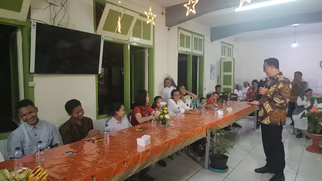 Calon presiden Anies Baswedan bersama istrinya, Fery Farhati, menyapa anak-anak di Panti Asuhan Taman Parmardi ST. Thomas Ungaran, Semarang sambil menggelar Christmas Dinner atau makan malam saat Natal, Minggu (24/12/2023). (Merdeka.com/Bachtiarudin Alam)