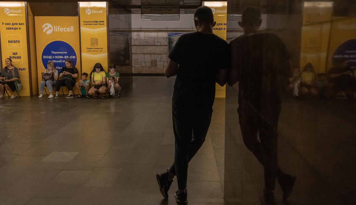 Otoritas setempat meminta warga untuk berlindung ke tempat aman. (Roman PILIPEY / AFP)