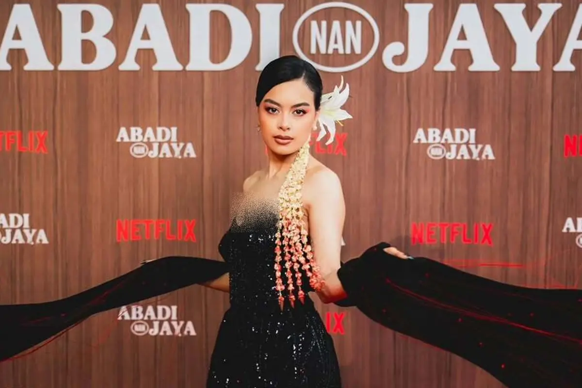 5 Potret Gaya Memukau Eva Celia di Pemutaran Perdana Film Zombie 'Abadi Nan Jaya'