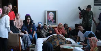 Mantan Anggota Dewan Pertimbangan Presiden Adnan Buyung, sebelumnya mengalami gangguan jantung dan ginjal sehingga mesti menjalani perawatan. (Galih W. Satria/Bintang.com)