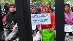 Warga berunjuk rasa di depan Gedung Ombudsman RI, Jakarta, Jumat (7/4). Ini lantaran warga RW 12 Kecamatan Manggarai mencium ada indikasi korupsi dalam proyek yang di tengah dikerjakan PT Kereta Api Indonesia (KAI) tersebut. (Liputan6.com/Helmi Afandi)