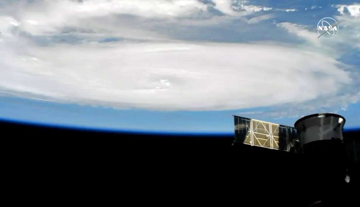 Gambar yang diambil dari NASA TV memperlihatkan Badai Dorian terlihat melalui stasiun luar angkasa internasional, Rabu (4/9/2019). Badai Dorian yang kini mengarah ke Amerika Serikat ini sebelumnya menerjang Kepulauan Bahama dan mengakibatkan sebanyak tujuh orang meninggal dunia. (HO/NASA TV/AFP)