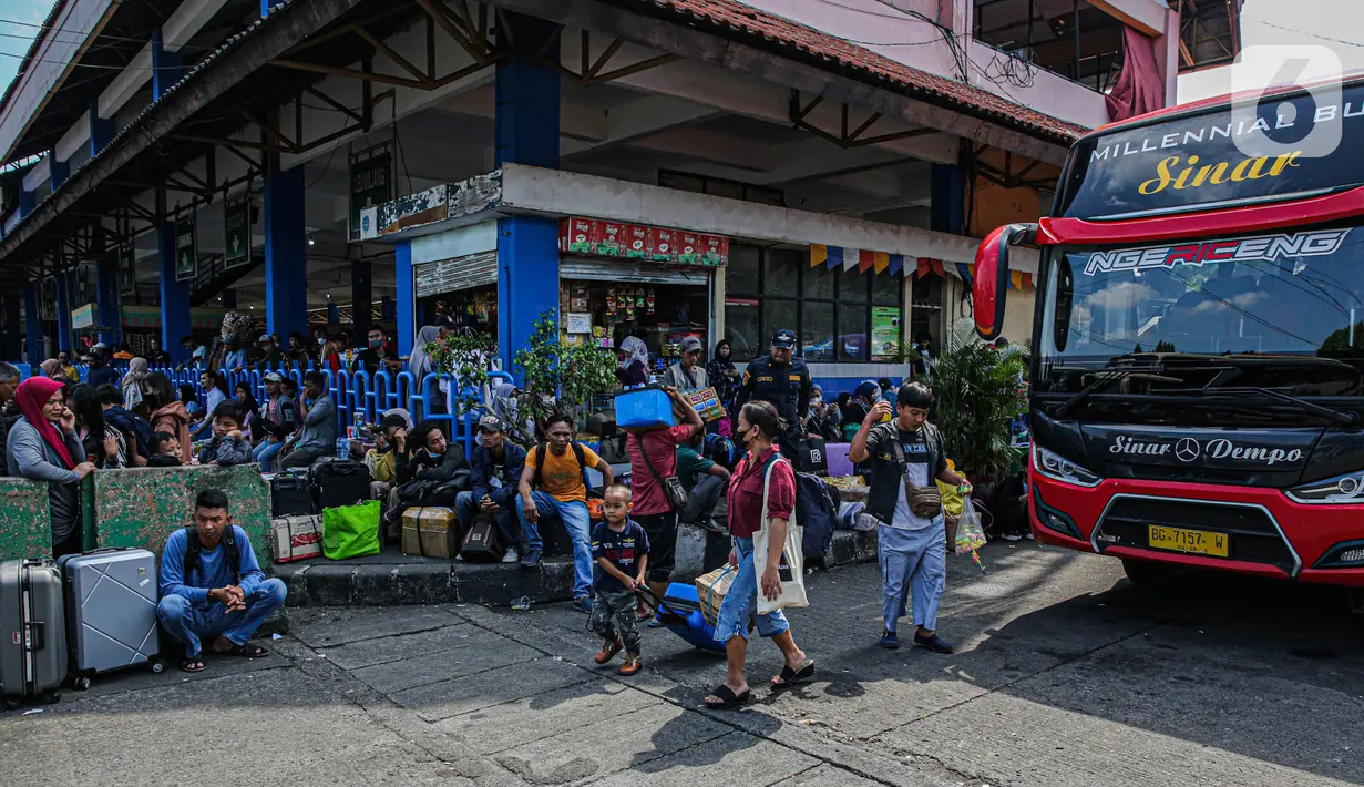 Jumlah penumpang di Terminal Kampung Rambutan mengalami peningkatan secara signifikan. (Liputan6.com/Faizal Fanani)