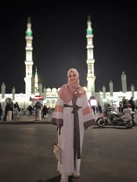 Nah untuk yang satu ini adalah penampilannya saat berada di Mekkah. Ratna tampil cantik dengan gamis dan hijab berwarna pinknya. (Instagram/ratnagalih)