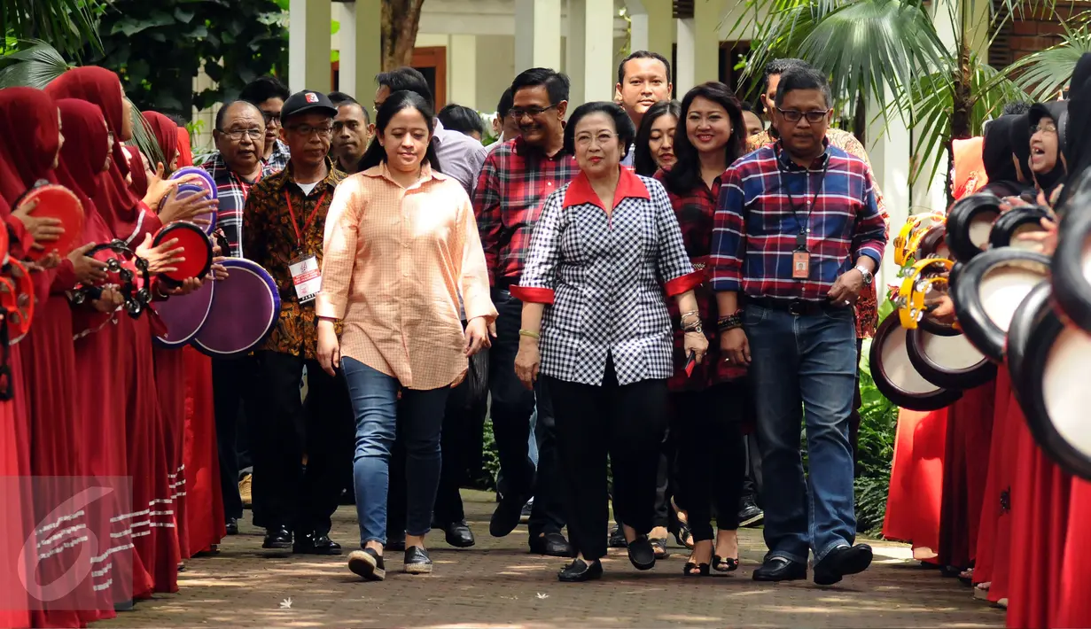 Presiden ke-5 RI Megawati Soekarnoputri didampingi Menko PMK, Puan Maharani, Cawagub DKI Jakarta, Djarot Saiful Hidayat serta Sekjen PDIP, Hasto Kristiyanto berjalan menuju TPS 027 Kebagusan, Jakarta Selatan, Rabu (15/2). (Liputan6.com/Helmi Fithriansyah)