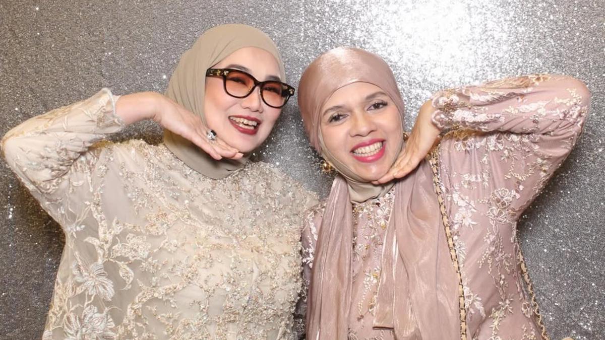 6 Potret Gamis Brokat Reza Artamevia dan Geni Faruk di Tedak Siten Anak Aaliyah Massaid