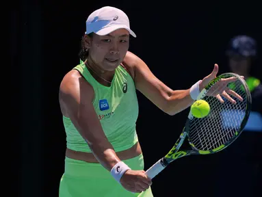 Petenis Indonesia, Janice Tjen melakukan pukulan backhand untuk mengembalikan bola ke Karolina Pliskova dari Republik Ceko selama pertandingan babak kedua tunggal putri turnamen tenis Australian Open 2026, di Melbourne, Kamis (22/1/2026). Langkah petenis Indonesia, Janice Tjen, di turnamen tenis Australian Open 2026 terhenti. (AP Photo/Dar Yasin)