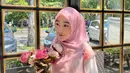 Meski sering pakai gamis, gayanya tetap memesona. Ia juga lebih sering tampil dengan busana yang memiliki lembut seperti warna pastel. Salah satunya warna merah muda. (Liputan6.com/IG/@larissachou)