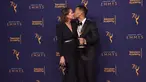 Chrissy Teigen dan John Legend berciuman di karpet merah selama Creative Arts Emmy 2018 di Microsoft Theater di Los Angeles, California, AS (9/9). John Legend mendapatkan penghargaan di acara tersebut. (AFP Photo/Alberto E. Rodriguez)