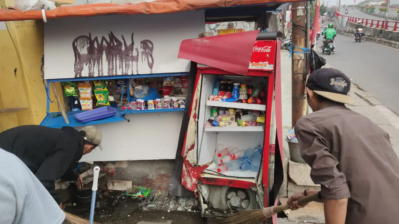 City Car Tabrak Warung Kelontong karena Salah Injak Rem