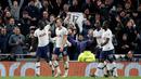 Para pemain Tottenham merayakan gol yang dicetak Moussa Sissoko ke gawang Bournemouth pada laga Premier League di Stadion Tottenham, London, Sabtu (30/11). Tottenham menang 3-2 atas Bournemouth. (AFP/Adrian Dennis)