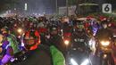 Pemudik motor saat lawan arus di Jalan Kedungwaringin, Kabupaten Bekasi, Jawa Barat, Minggu (9/5/2021). Pemudik memblokir jalan saat penyekatan di posko penyekatan mudik di Kedungwaringin. (Liputan6.com/Herman Zakharia)