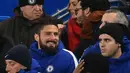 Penyerang baru Chelsea, Olivier Giroud dan Alvaro Morata saat menyaksikan pertandingan melawan Bournemouth di Stamford Bridge di London, (31/1). Giroud akan akan mengenakan baju nomor 18. (AFP Photo/Glyn Kirk)