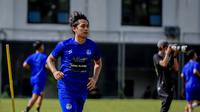 Pemain Arema FC, Hanis Saghara dalam sebuah sesi latihan menjelang BRI Liga 1 2022/2023. (Bola.com/Iwan Setiawan)