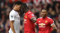 Bek Manchester United, Eric Bailly bersitegang dengan striker Liverpool, Dominic Solanke pada laga Premier League di Stadion Old Trafford, Manchester, Sabtu (10/3/2018). MU menang 2-1 atas Liverpool. (AFP/Oli Scarff)