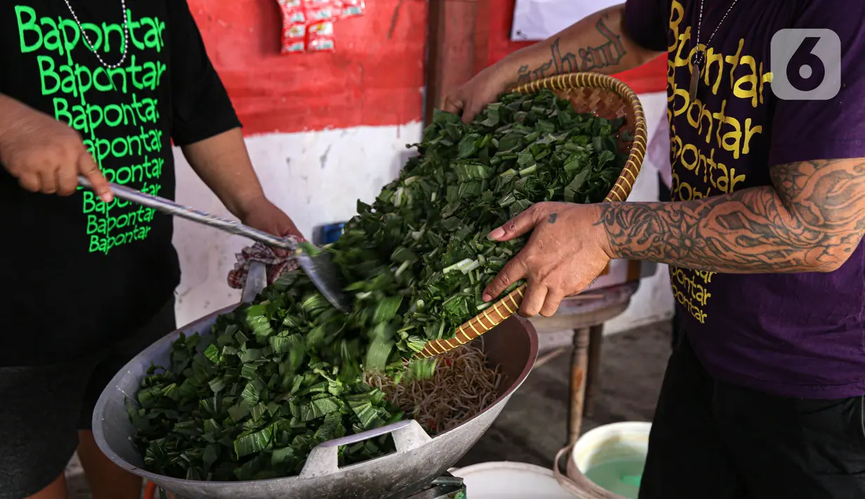 Relawan memasak makanan di dapur umum peduli COVID-19 di kawasan Karet Semanggi, Jakarta, Selasa (13/7/2021). Warga Karet Semanggi mendirikan dapur umum untuk membantu mereka yang sedang isolasi mandiri dan terdampak kebijakan PPKM Darurat. (Liputan6.com/Faizal Fanani)