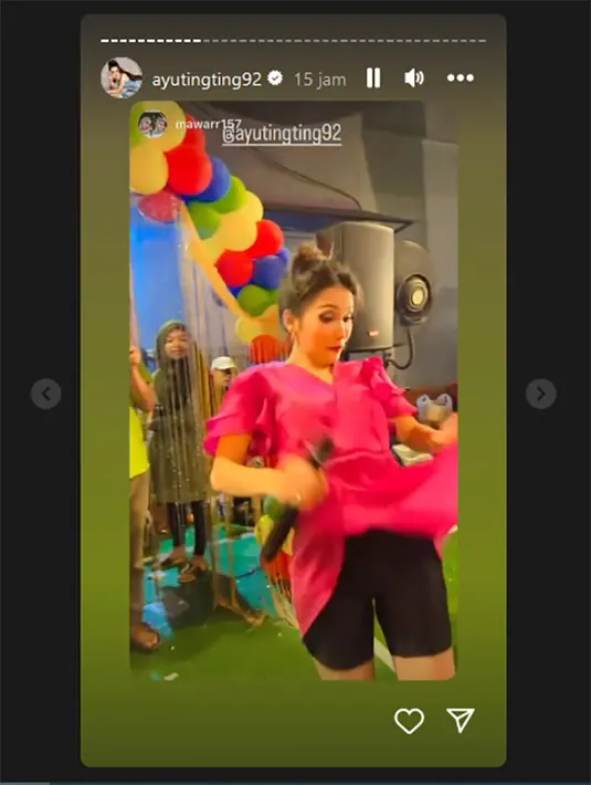 Dalam video yang diunggah dalam instagram story, Ayu tampak memeriahkan acara dengan nyanyi. Dalam penampilannya, pelantun Sambalado itu tampak mengangkat dress-nya dikenakan. Alhasil, celana ketat hitam yang dikenakan terlihat. [Instagram/ayutingting92]
