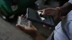 Seorang pekerja memindai kode QR sebelum mengisi bensin ke kendaraan di sebuah pompa bensin di Kolombo, Sri Lanka, Senin, 1 Agustus 2022. Sri Lanka memperkenalkan distribusi bahan bakar menggunakan kode QR pada hari Senin sebagai bagian dari penerapan kuota mingguan untuk pengendara. (AP Photo/Eranga Jayawardena)