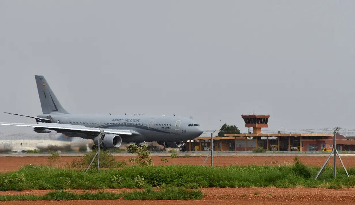 Dua pesawat Airbus A330 yang dikirim oleh Prancis tiba di bandara di ibukota Niamey pada Selasa sore.  (Photo by Handout / Etat Major des Armées / AFP)