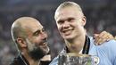 Pelatih Manchester City,  Pep Guardiola, bersama Erling Haaland saat perayaan juara UEFA Super Cup 2023 di Stadion Georgios Karaiskakis, Kamis (17/8/2023). Laga Piala Super Eropa kali ini berakhir imbang 1-1 dalam 90 menit, Man City menang 5-4 di babak adu penalti. (AFP/Spyros Bakalis)