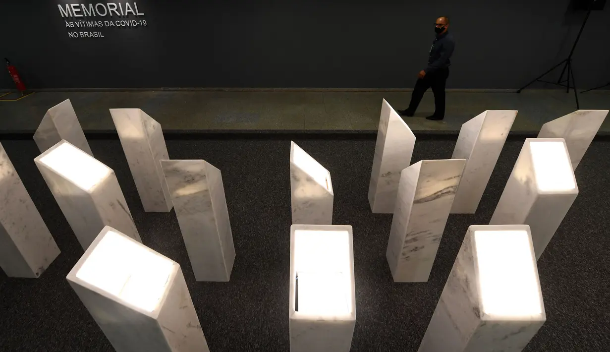 Pemandangan monumen untuk para korban COVID-19 diresmikan di gedung Senat Brasil di Brasilia, pada 15 Februari 2022. Monumen tersebut terdiri dari 27 prisma, mewakili negara bagian Brasil. Lebih dari 638 ribu orang meninggal karena COVID-19 di Brasil, menurut statistik resmi. (EVARISTO SA/AFP)