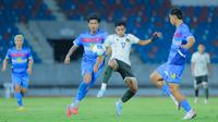 Pemain Timnas Indonesia U-22, Rahmat Arjuna, berusaha melewati kepungan pemain Timnas Filipina U-22 pada laga Grup C SEA Games 2025 di 700th Anniversary Stadium, Senin (8/12/2025). (Bola.com/Bagaskara Lazuardi)