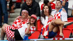 Dua suporter perempuan Timnas Kroasia bergembira bersama sebelum pertandingan melawan timnas Turki  di Kualifikasi  Grup D Euro 2016 di Stadion Parc des Princes, Paris, Prancis, (12/6). (REUTERS / Darren Staples)