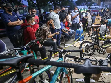 Warga antre menunggu pesanan sepeda yang sedang dirakit di Toko Sepeda Maju Royal, Cipondoh, Kota Tangerang, Kamis (11/6/2020). Menjelang new normal pada 15 Juni, warga mulai berburu membeli sepeda lipat untuk berolahraga dan aktivitas kerja. (Liputan6.com/Fery Pradolo)