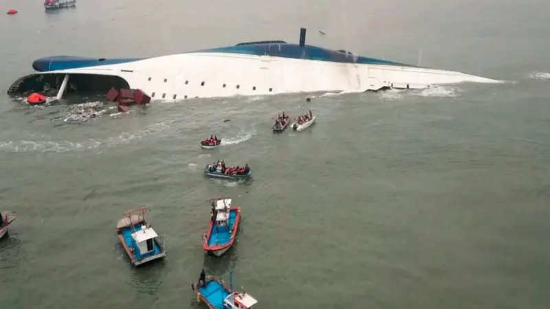 [FOTO] Korban Kapal Feri Tenggelam di Korea Selatan Dievakuasi