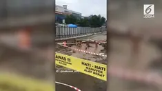 Beberapa anak-anak bergembira dengan bermain dan nyemplung di galian proyek yang memiliki air kotor berwarna cokelat.