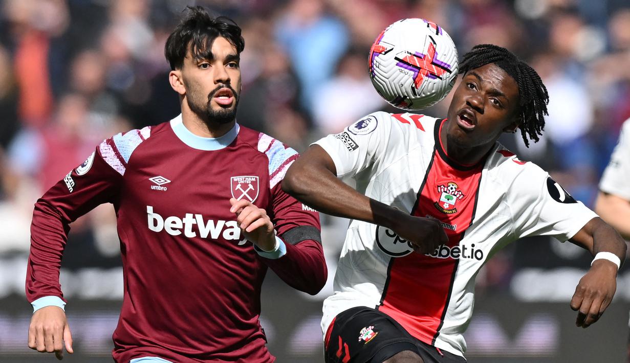 Pemain Southampton, Romeo Lavia (kanan) berebut bola dengan pemain West Ham United, Lucas Paqueta pada laga lanjutan Liga Inggris 2022/2023 di London Stadium, London, Inggris, 2 April 2023. Gelandang asal Belgia tersebut kini memiliki nilai pasar sebesar 25 juta euro. Ia masih terikat kontrak dengan The Saint hingga 2027. (AFP/Glyn Kirk)
