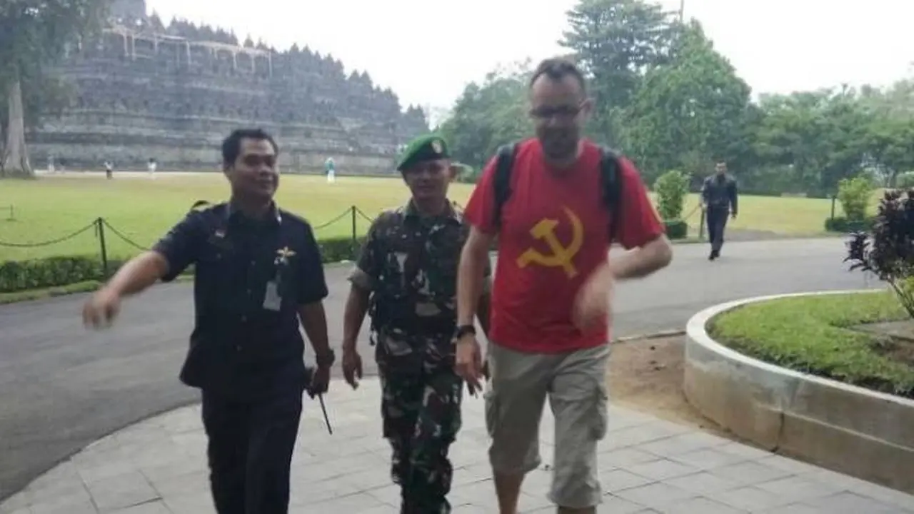 Bule Pakai Kaos PKI