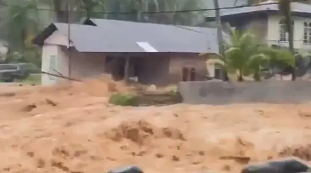 Banjir Menerjang Kota Padang
