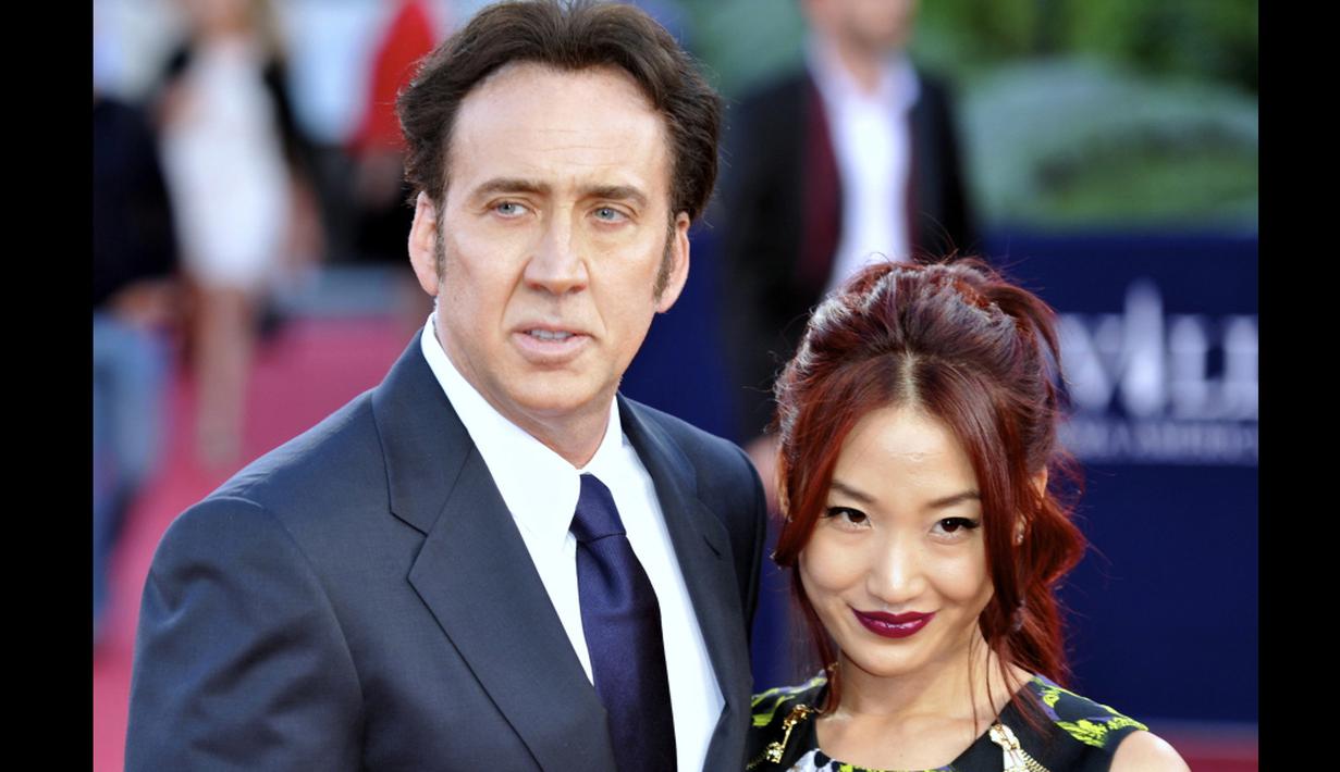 Alice Kim, seorang pelayan rumah makan meminta tandatangan Nicolas Cage saat berkunjung kerumah makan tempatnya bekerja. Bukan hanya tanda tangan, Kim juha mendapat nomor telepon Cage (Istimewa)