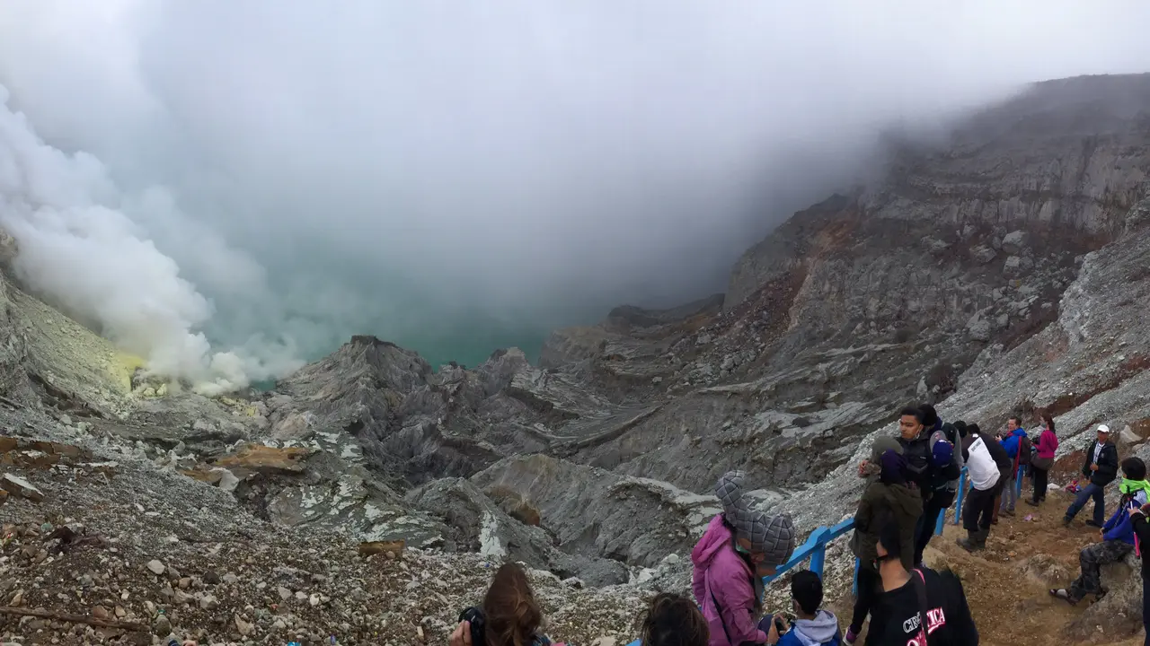 Pesona Api Biru Kawah Ijen yang Mendunia